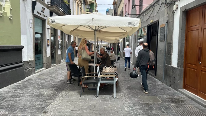 Imagen de una terraza en la calle Cano / ATLÁNTICO HOY - MARCOS MORENO Imagen de una terraza en la calle Cano / ATLÁNTICO HOY - MARCOS MORENO
