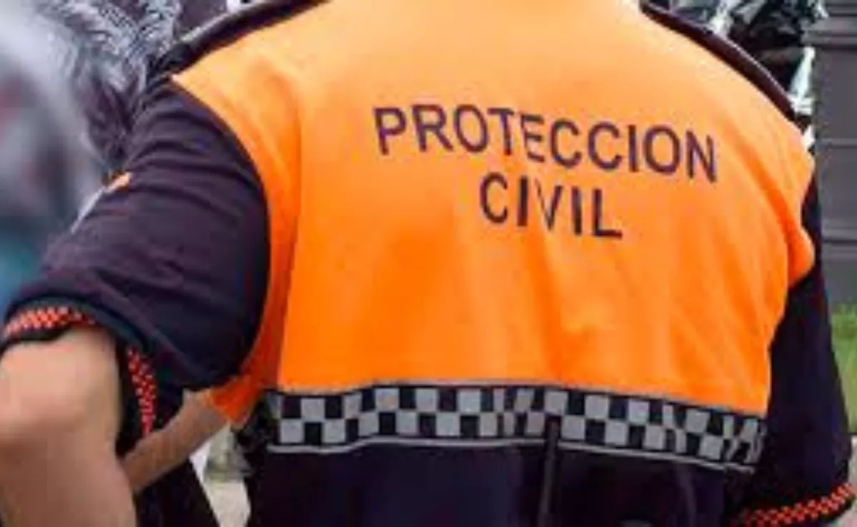 Un agente de protección civil que actúa en casos de Emergencias./ ARCHIVO