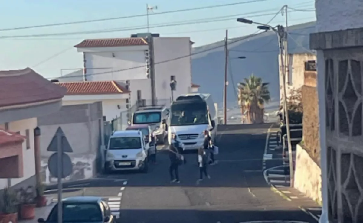 Imagen de los alumnos del colegio de Araya en la nueva parada. / CEDIDA 