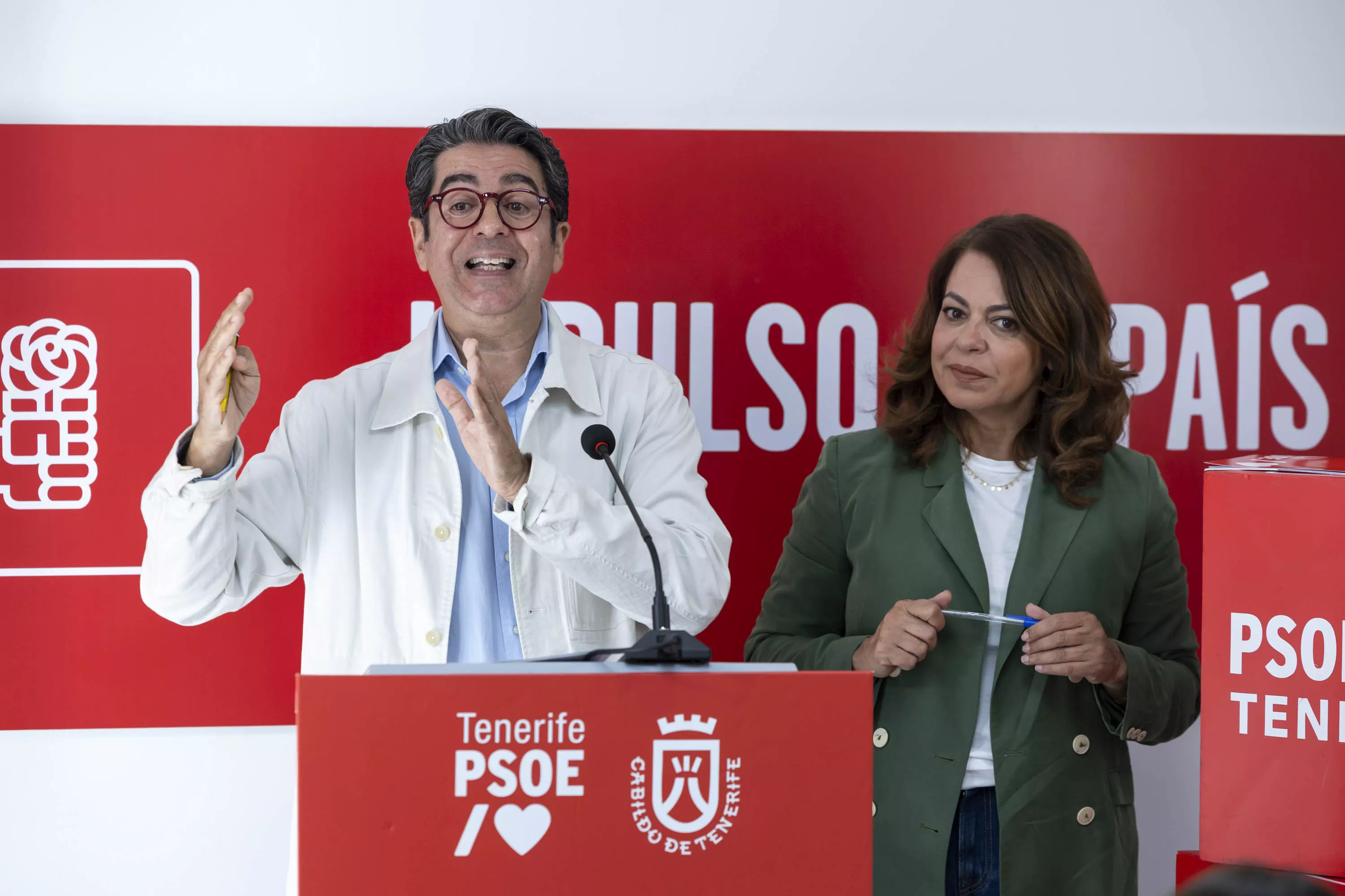 a secretaria general del PSOE en Tenerife, Tamara Raya, (d) y el presidente del grupo Socialista en la corporación, Pedro Martín. / MIGUEL BARRETO-EFE