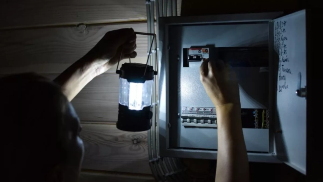 Una persona revisa el diferencial de su casa durante un apagón./ ARCHIVO Una persona revisa el diferencial de su casa durante un apagón./ ARCHIVO