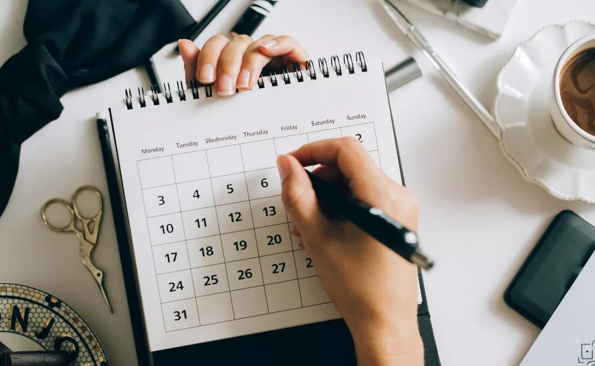 Imagen de una persona revisando el calendario / PEXELS
