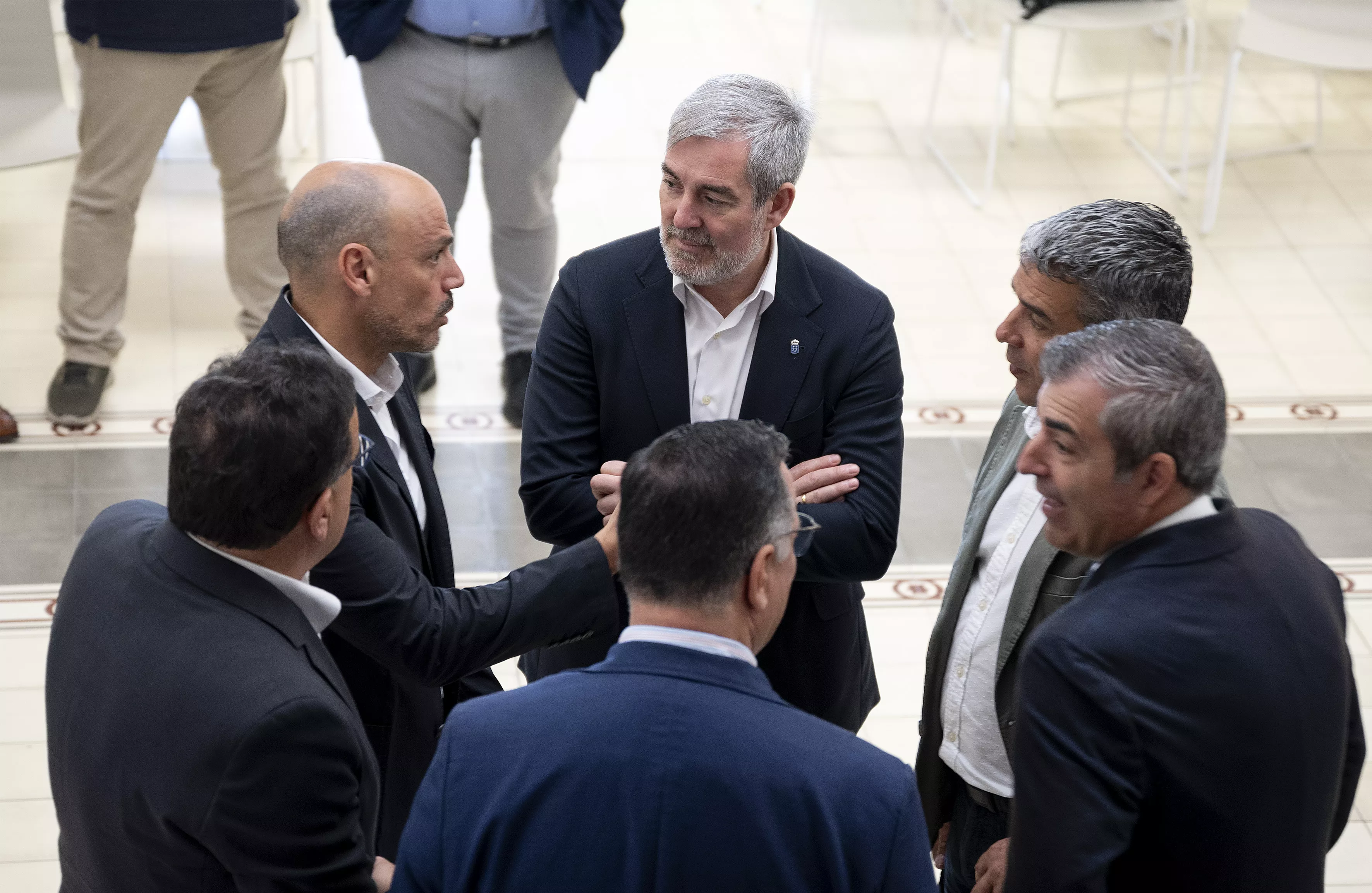 El presidente del Gobierno de Canarias, Fernando Clavijo, reunido con varios de sus consejeros. / ADRIEL PERDOMO-EFE