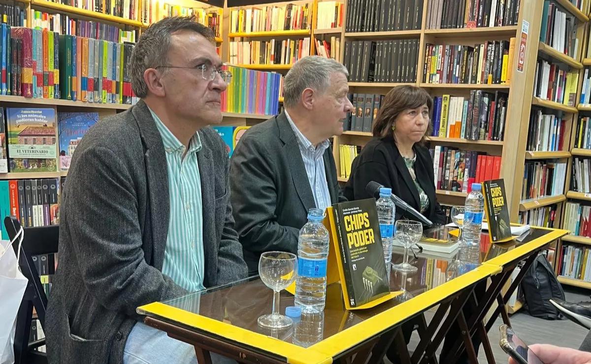 A la izquierda, Emilio García; al otro extremo, la periodista Marimar Jiménez / CEDIDA