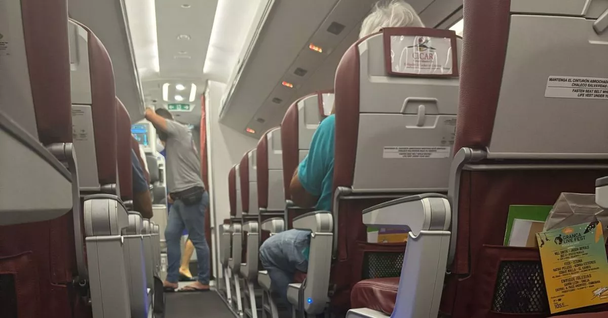 Los pasajeros del vuelo de regreso a Gran Canaria desde Valencia la noche del lunes, en plena espera dentro de la aeronave, que despegó seis horas más tarde por culpa del apagón energético en la Península. / AH