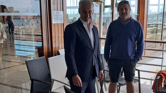 Sergio Armario, a la izquierda, con un miembro de su equipo. / AH Sergio Armario, a la izquierda, con un miembro de su equipo. / AH