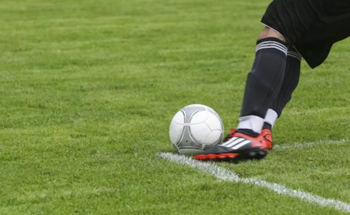 Imagen de una persona jugando al fútbol / PEXELS