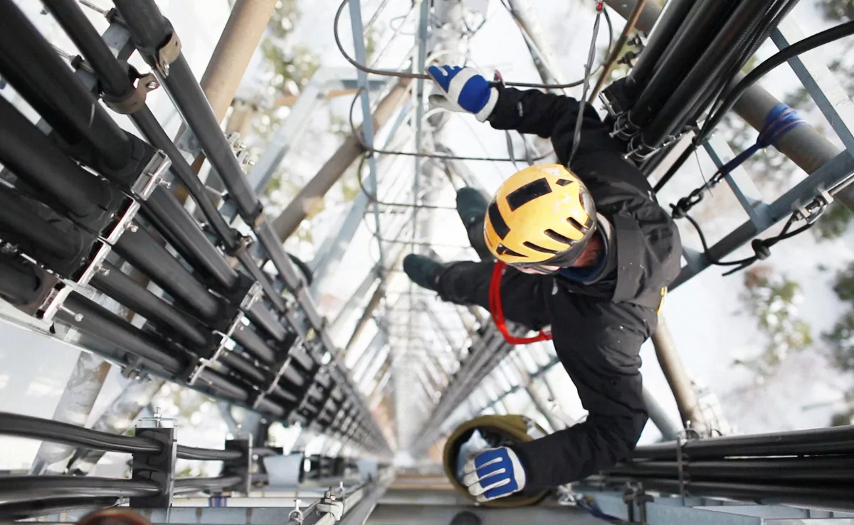 Un vasco gana 8.000 euros más al año que un canario. En la imagen, un trabajador del sector de las telecomunicaciones. / IMAGEN DE LA RED