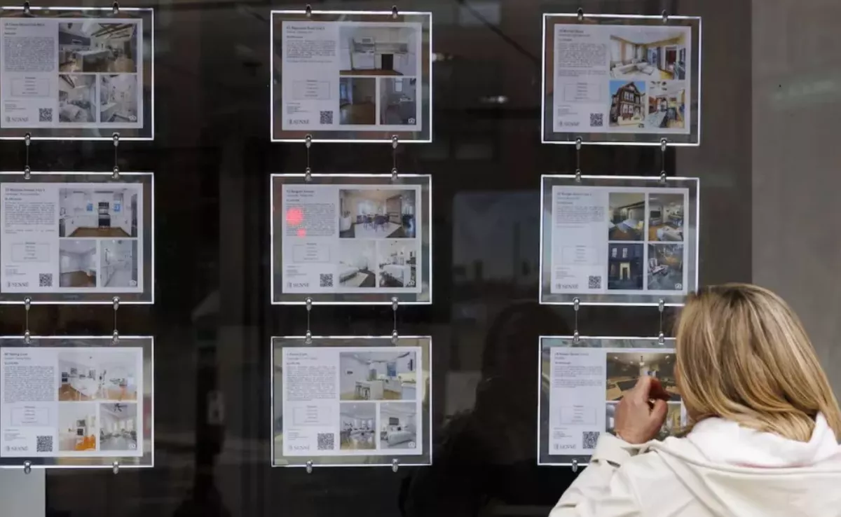 Imagen de una mujer mirando casas y pisos para comprar y alquilar / EFE