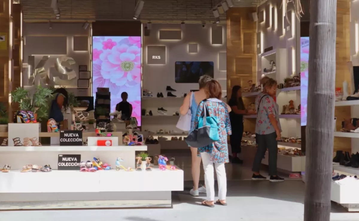 Imagen de dos personas de compras en un comercio de Canarias / ARCHIVO