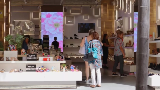 Imagen de dos personas de compras en un comercio de Canarias / ARCHIVO