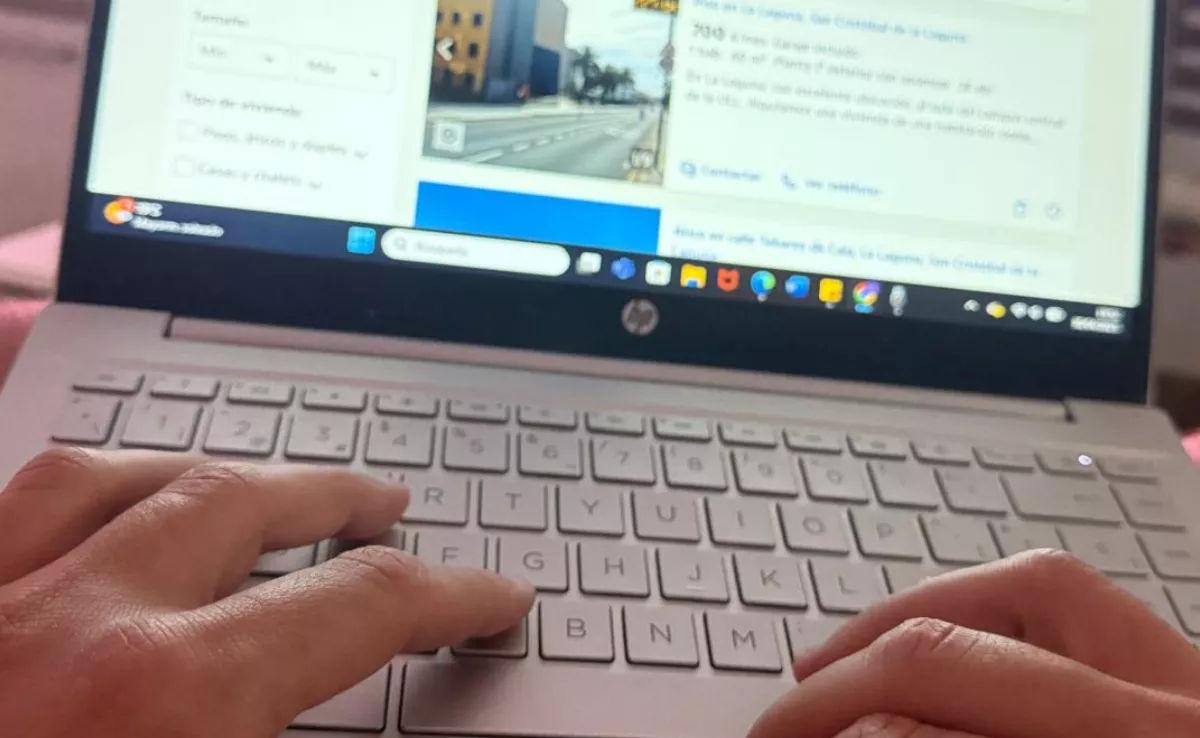 Una persona en búsqueda de piso en La Laguna. / ATLÁNTICO HOY