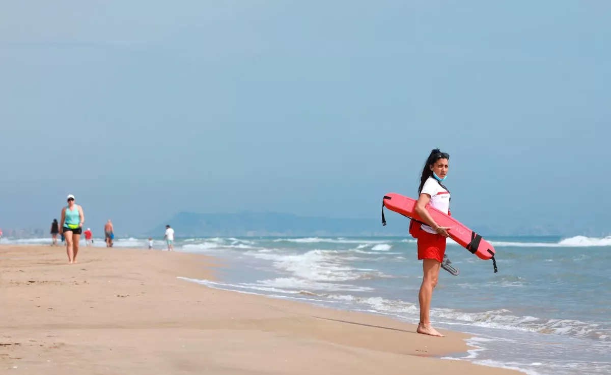 Imagen de una socorrista en la playa / EFE