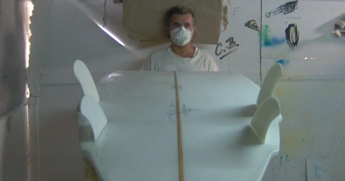 José Carlos Urrestarazu, 'el Bisnieto', con una de sus tablas de surf en el taller de La Isleta. / AH