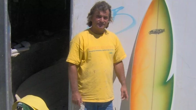 El 'Bisnieto', con una de sus tablas, en el taller de La Isleta. / AH