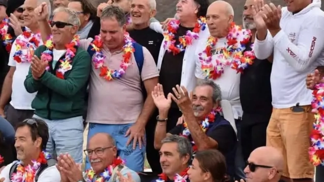 Otro momento del homenaje celebrado en El Confital para despedir al 'Bisnieto'. / ROMPEOLAS SURF MAGAZINE