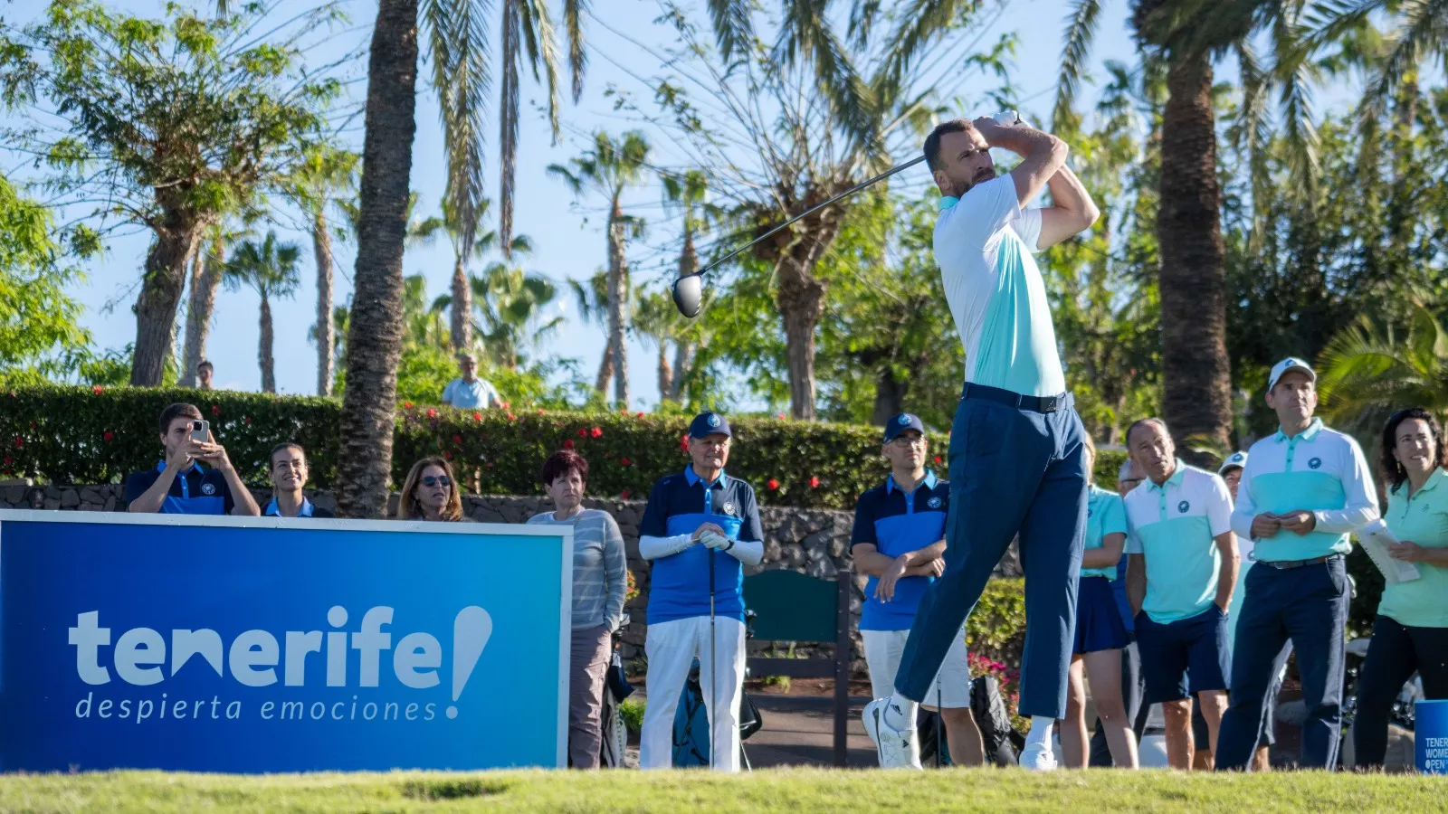 Sergio Rodríguez sale del hoyo 1 de Abama Golf rodeado de compañeros y rivales.. / CEDIDA
