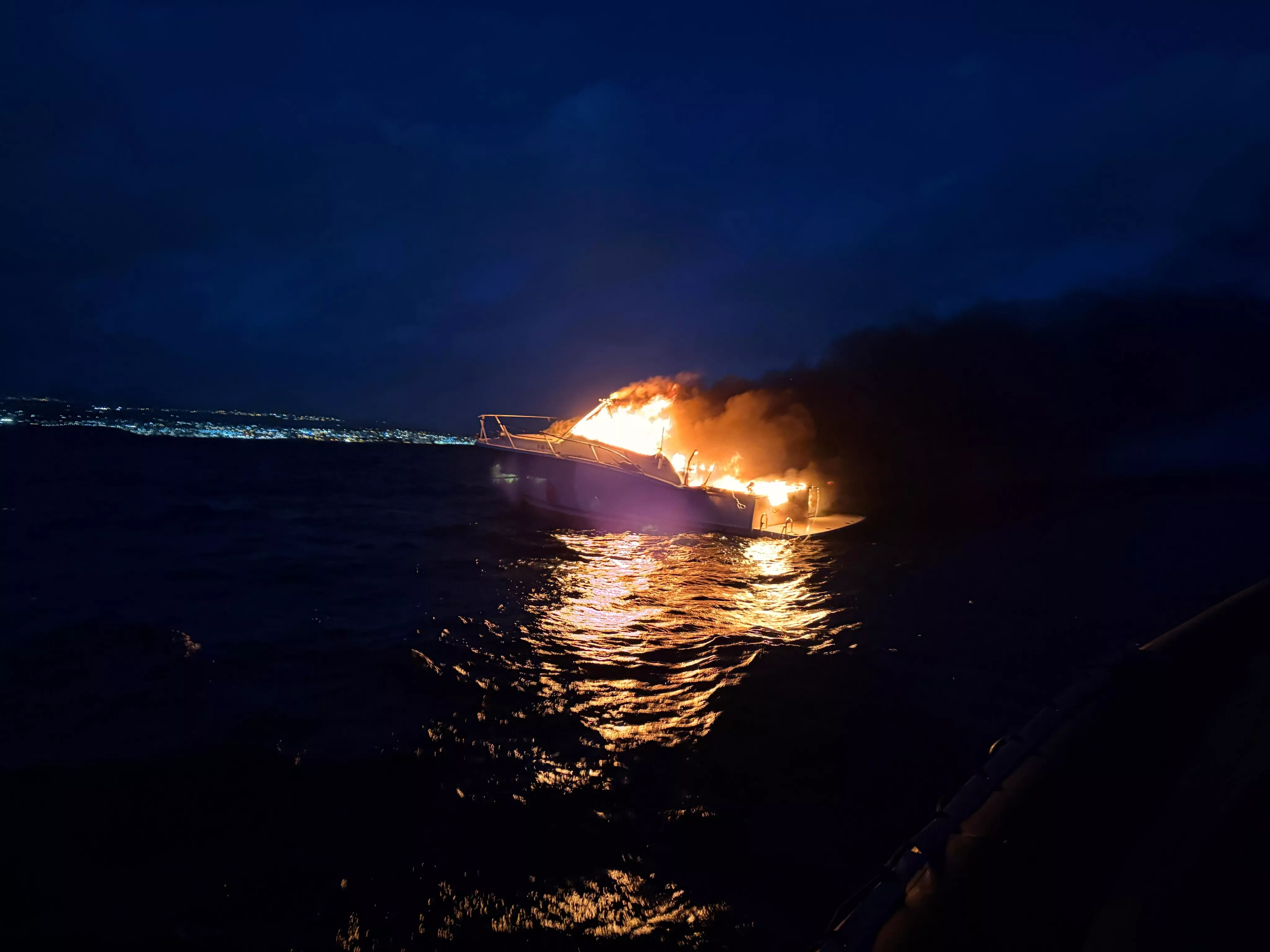 Incendio de un barco cerca de la costa de Yaiza en Lanzarote. / 112 CANARIAS