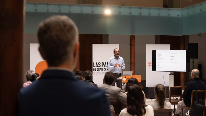 Javier Cabrera, presidente de la Asociación de Profesionales y Empresas de Diseño de Canarias (Di Ca), durante su ponencia. / CEDIDA