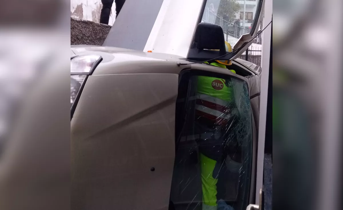 Imagen del coche encajado en Teror / RRSS 