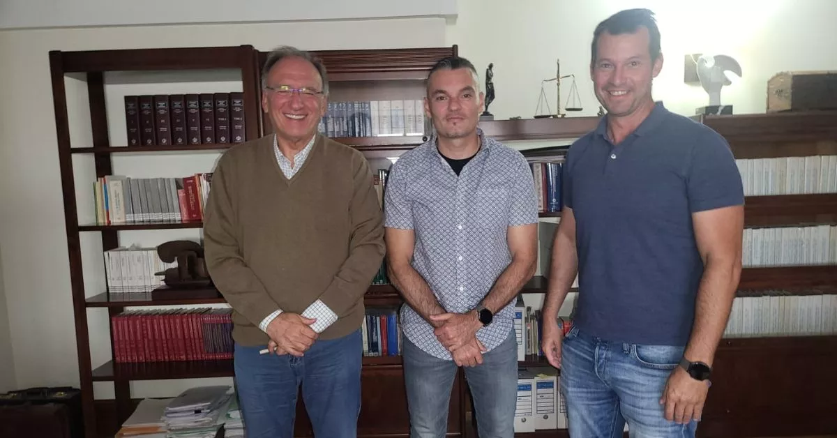 Manuel Fajardo, senador por el PSOE, recibe a los dos policías portuarios para abordar el nuevo borrador de explotación que tramita Puertos del Estado. / AH