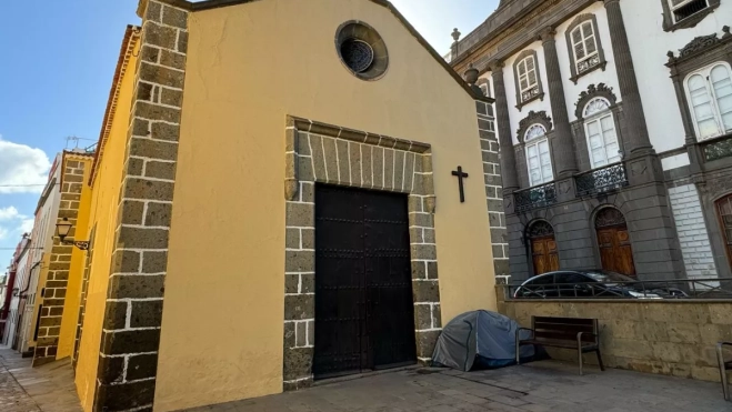 Crece en Las Palmas de Gran Canaria el número de personas sin hogar llegadas de fuera. En la imagen, una persona sin hogar acampa en la puerta de la ermita de Espíritu Santo. / AH