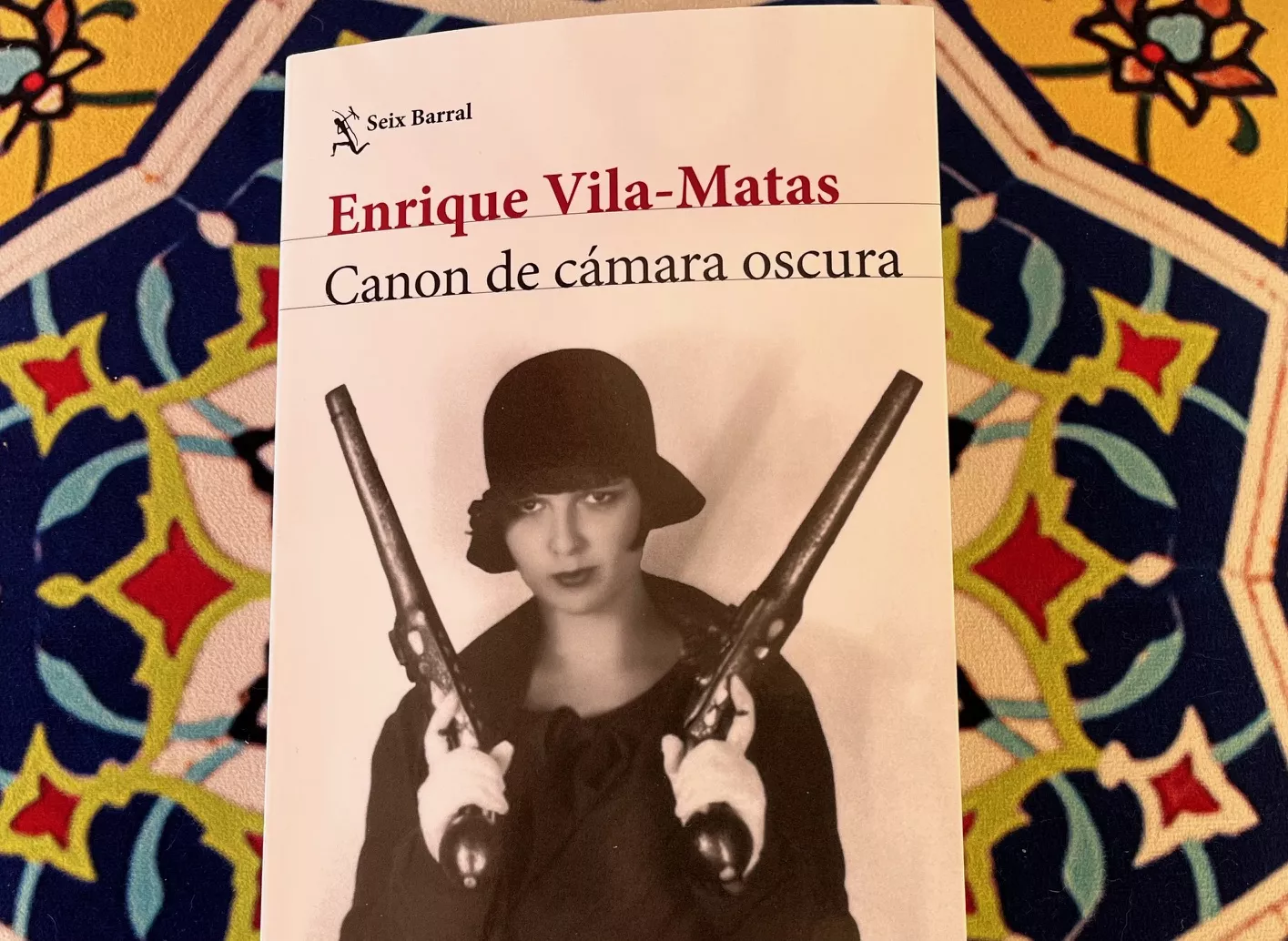 Detalle de la portada de Canon de cámara oscura publicado por Seix Barral