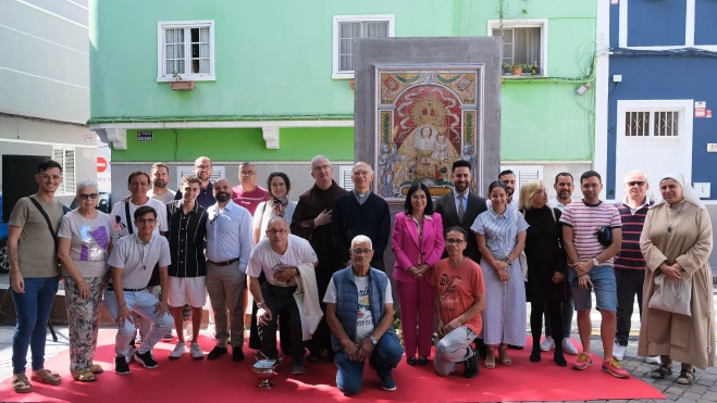 El Ayuntamiento descubre un azulejo conmemorativo de la coronación canónica de la Virgen del Carmen de La Isleta 1 El Ayuntamiento descubre un azulejo conmemorativo de la coronación canónica de la Virgen del Carmen de La Isleta 1