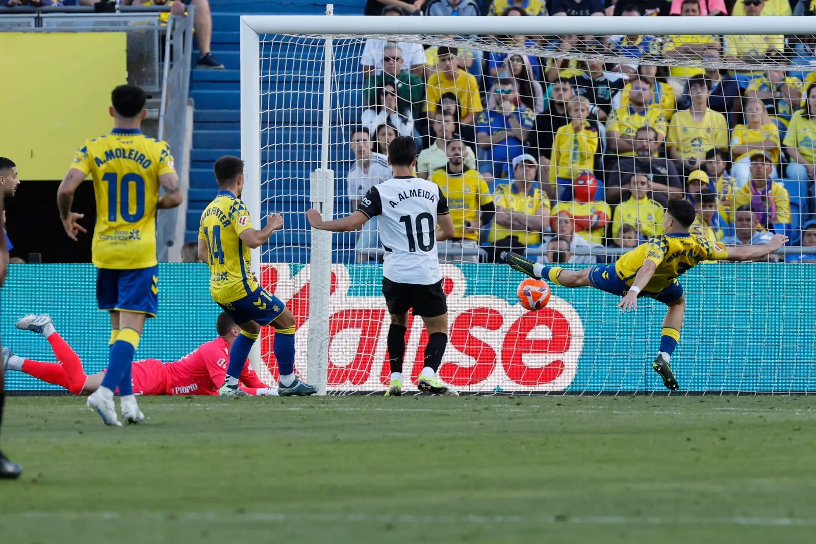 La UD Las Palmas encaja el segundo gol ante el Valencia, durante el partido de LaLiga de fútbol que UD Las Palmas y Valencia CF disputan este sábado en el Estadio de Gran Canaria. / ELVIRA URQUIJO-EFE