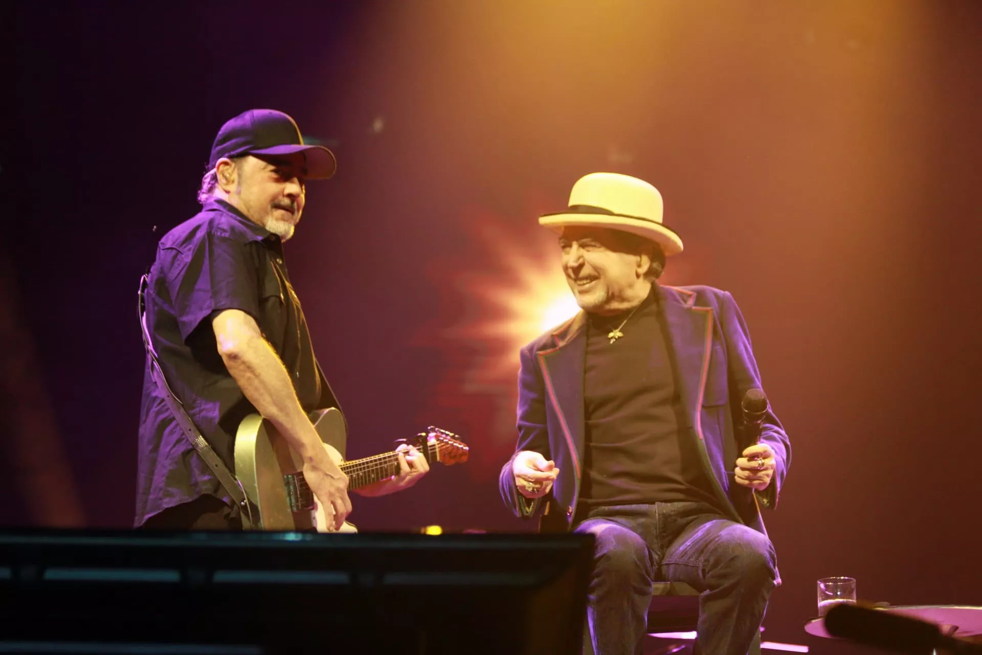 Joaquín Sabina (izq.) durante su concierto en Tenerife./ ÁLVARO OLIVER GONZÁLEZ-AH