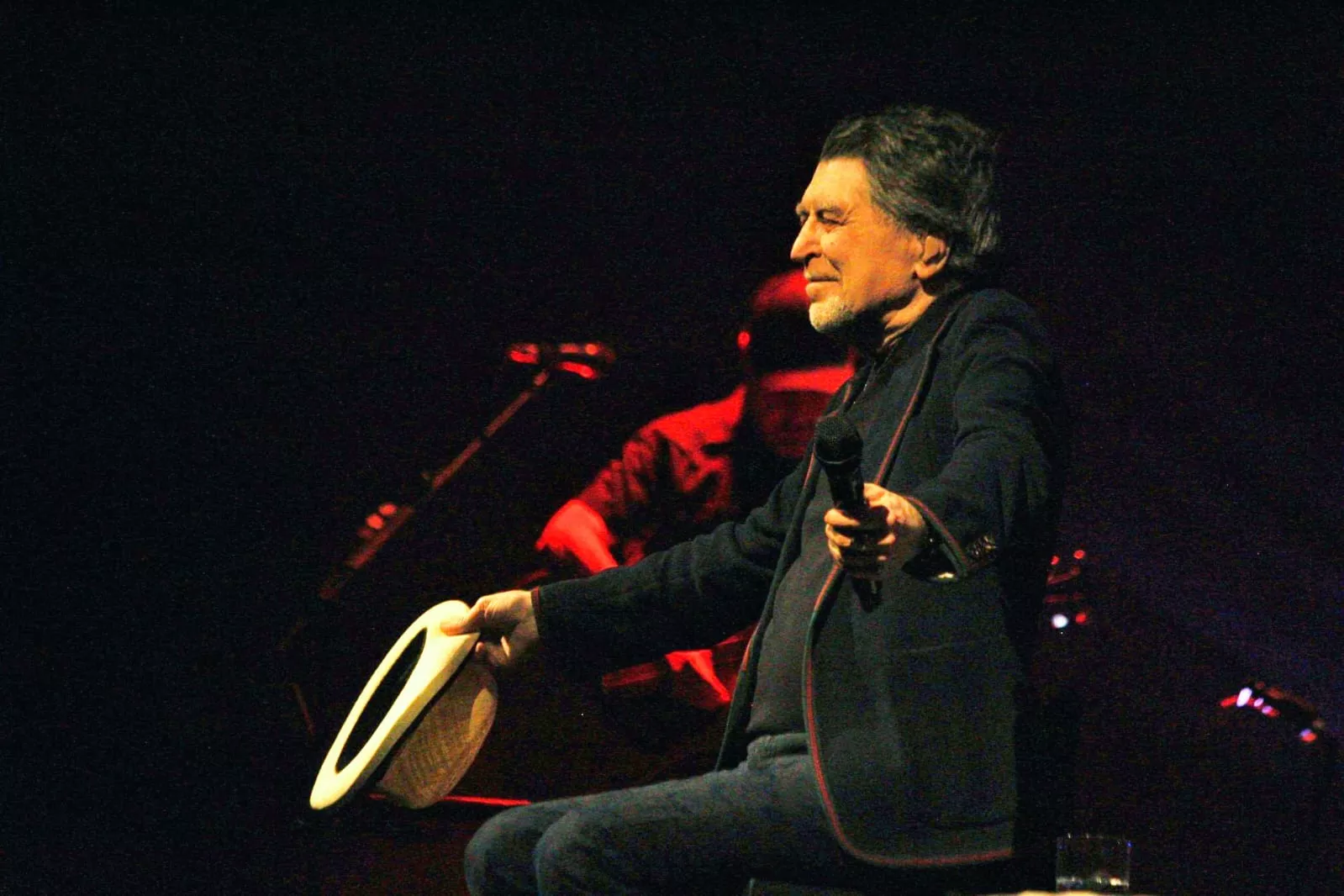 Joaquín Sabina durante su concierto en Tenerife./ ÁLVARO OLIVER GONZÁLEZ-AH Joaquín Sabina durante su concierto en Tenerife./ ÁLVARO OLIVER GONZÁLEZ-AH