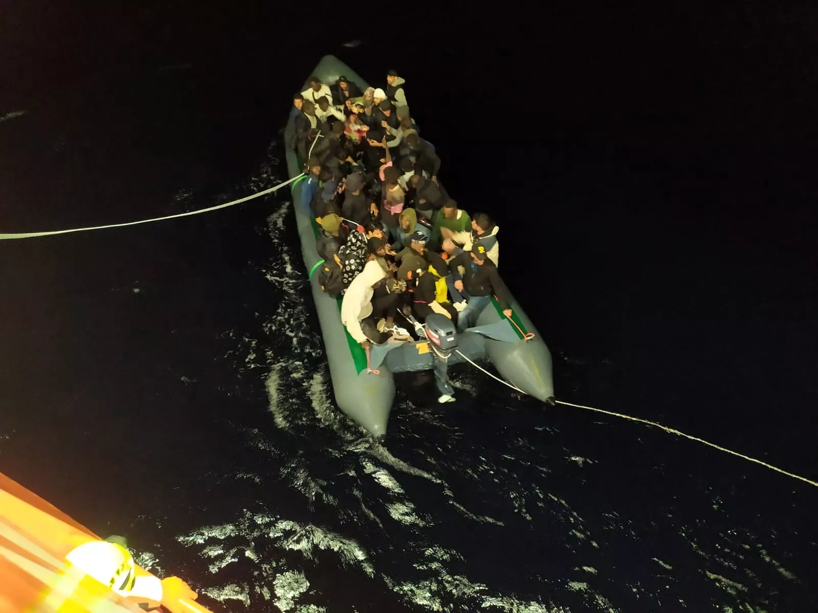 Rescate de una embarcación cerca del Sáhara Occidental. / SALVAMENTO MARÍTIMO