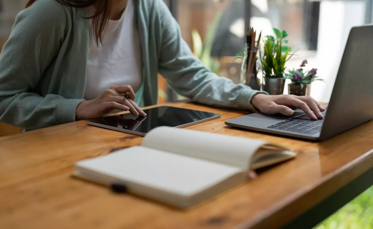 Imagen de una persona realizando cursos gratuitos / PEXELS