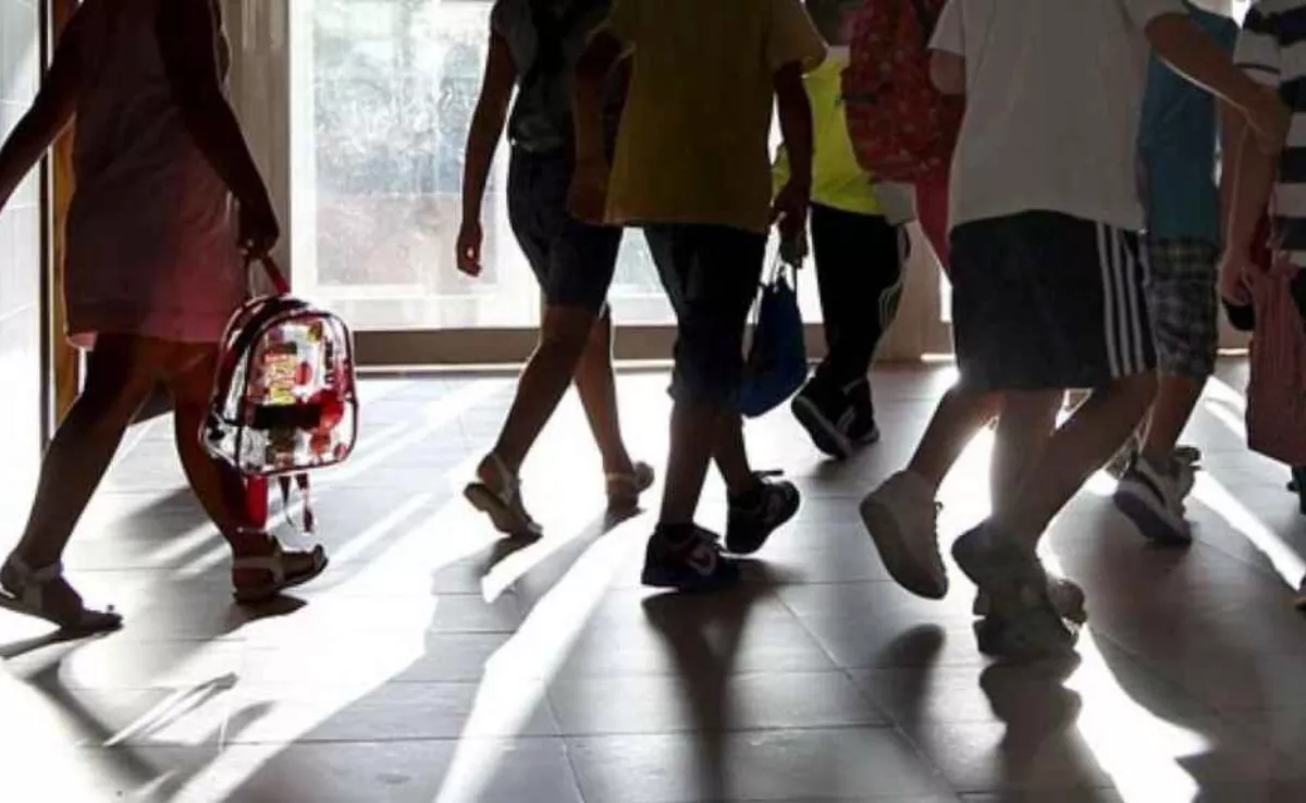 Menores saliendo de un colegio. / EFE