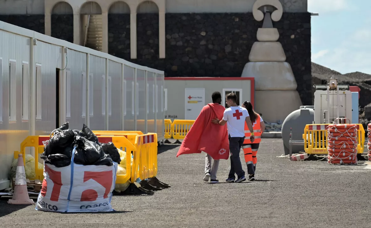 Menores migrantes escoltados por Salvamento Marítimo a su llegada a las costas canarias. /EFE