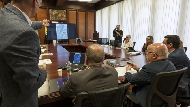 Imagen la reunión la reunión de seguimiento del frente común para buscar soluciones al tráfico en la isla y en especial en la GC-1 que mantuvo este lunes. / ÁNGEL MEDINA G.-EFE