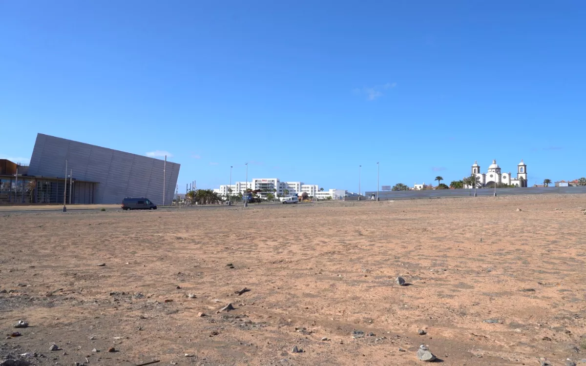 Terrenos de Meloneras afectados por el informe de Política Territorial, con el hotel Villa del Conde al fondo, que está pendiente de ampliarse en base a ese Plan Parcial. / AH