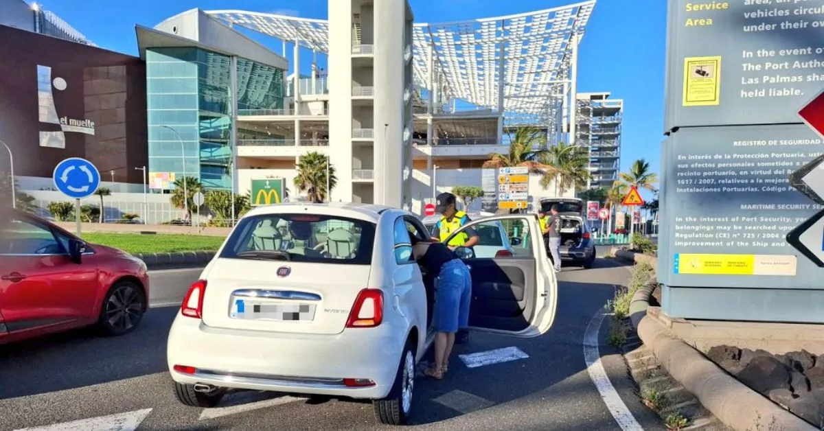 Una actuación reciente de tráfico de la Policía Portuaria en la entrada sur al Puerto de Las Palmas. / AH