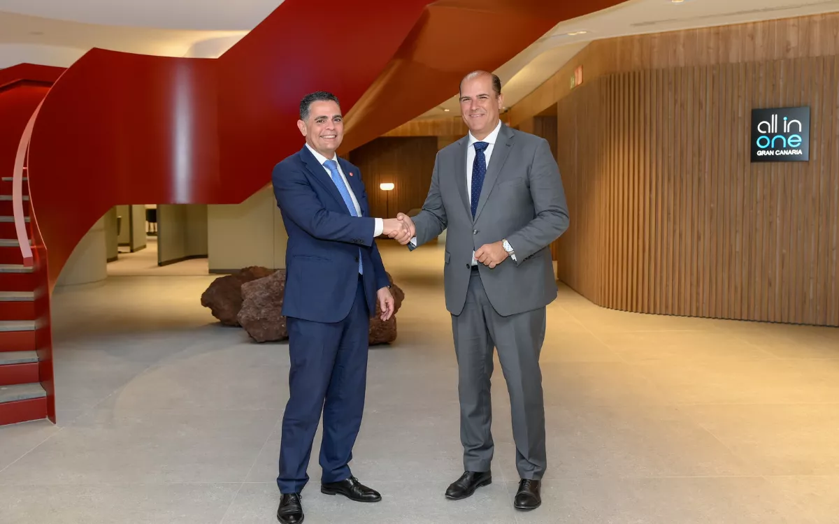 CaixaBank y el Colegio de Economistas de Las Palmas suscriben una alianza para fortalecer las sinergias entre ambas entidades. / AH