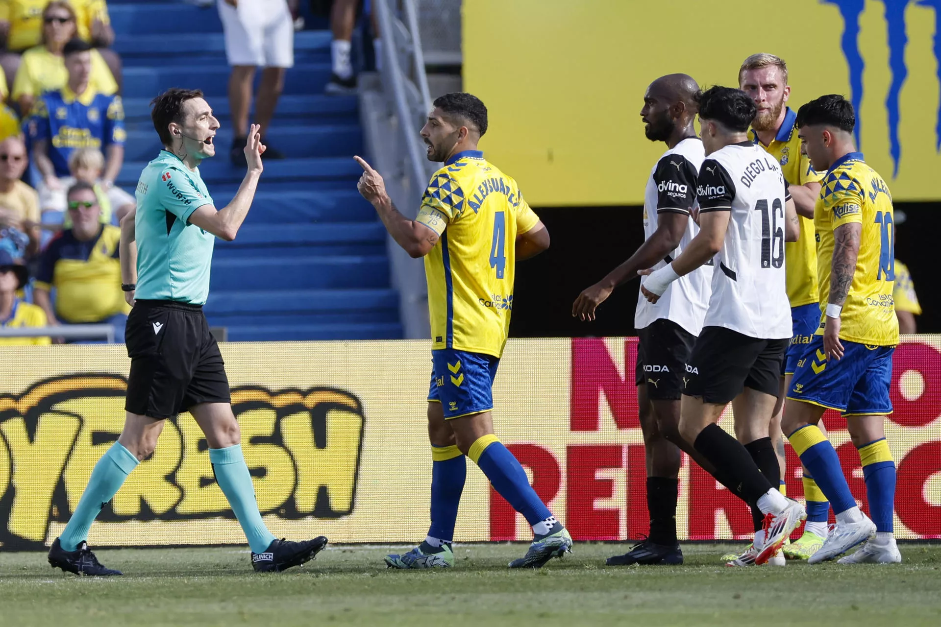 De cómo la crispación arbitral en la élite se traslada a los colegiados de la base. En la imagen, De Burgos Bengoetxea en el partido entre la UD Las Palmas y el Valencia CF. / ELVIRA URQUIJO-EFE