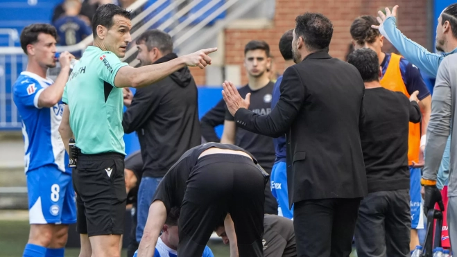 Martínez Munuera se dirige el banquillo del Atlético de Madrid en Mendizorroza. / EFE Martínez Munuera se dirige el banquillo del Atlético de Madrid en Mendizorroza. / EFE