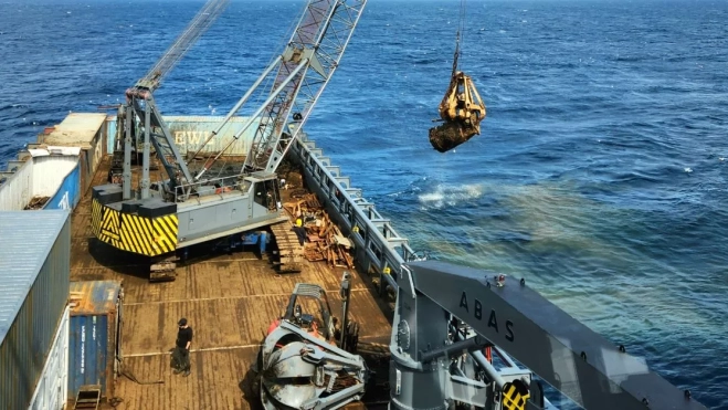 La grúa principal del barco en plena acción en alta mar. / AH