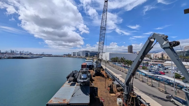 El buque visto desde lo alto del puente de mando, con el puerto y la ciudad de Las Palmas de Gran Canaria al fondo. / AH