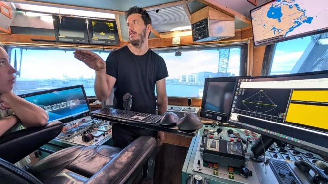 Miguel Moreno Dapena, rodeado de pantallas y tecnología, explica cómo se interpreta la cartografía y se localizan los tesoros hundidos. / AH