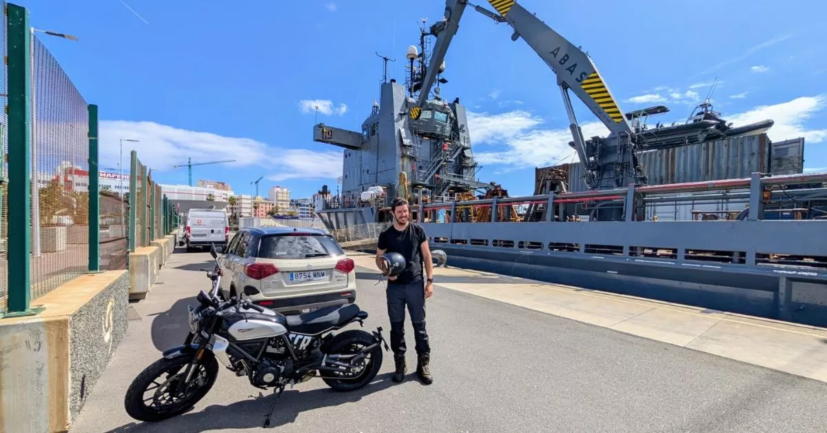 El marinero canario tras un paseo en moto, otra de sus pasiones, antes de subirse al buque 'N35', situado a su espalda, que zarpó del muelle Sanapú en mayo. / AH