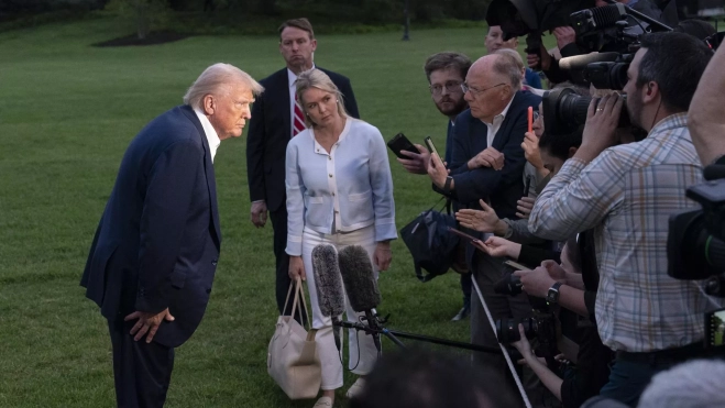 Donald Trump atiende a los medios de comunicación en los jardines de la Casa Blanca. / EFE