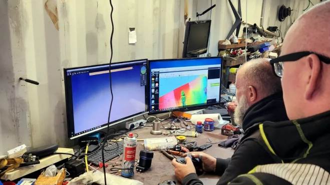 El capitán y otro miembro de la tripulación, durante una operativa. / AH