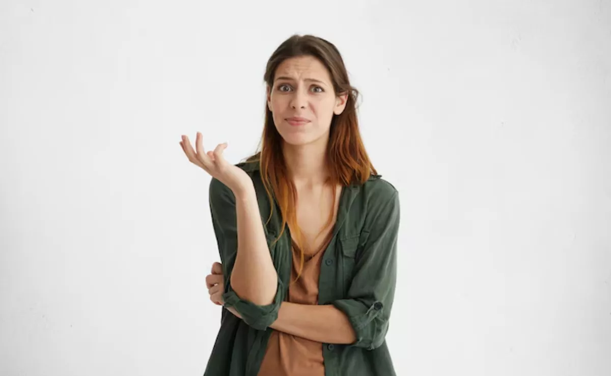 Imagen de una mujer dudando / FREEPIK 