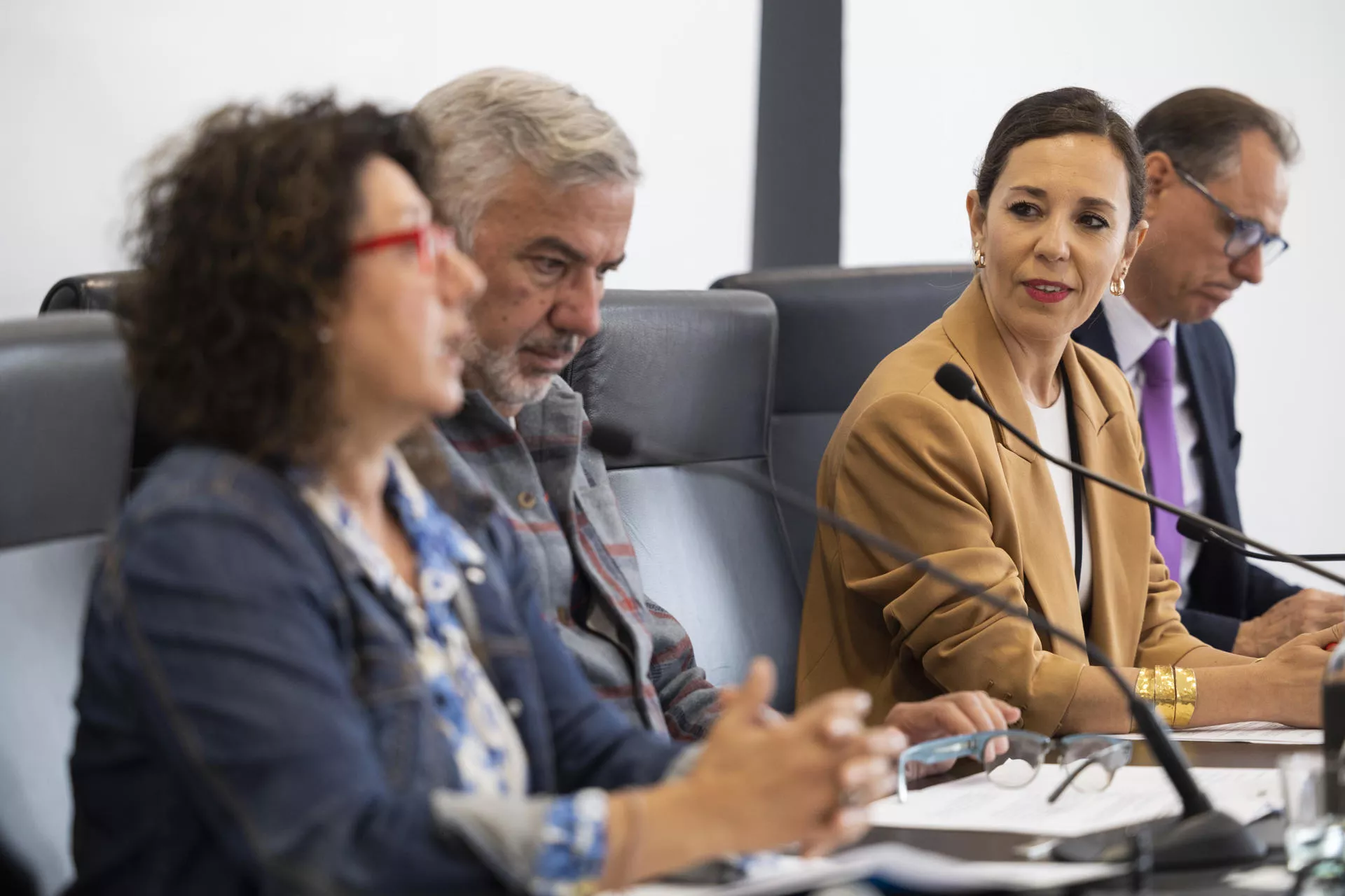 La consejera de Turismo del Gobierno de Canarias, Jéssica de León (2d), y el rector de la Universidad de Las Palmas de Gran Canaria, Lluís Serra (2i). / EFE - QUIQUE CURBELO