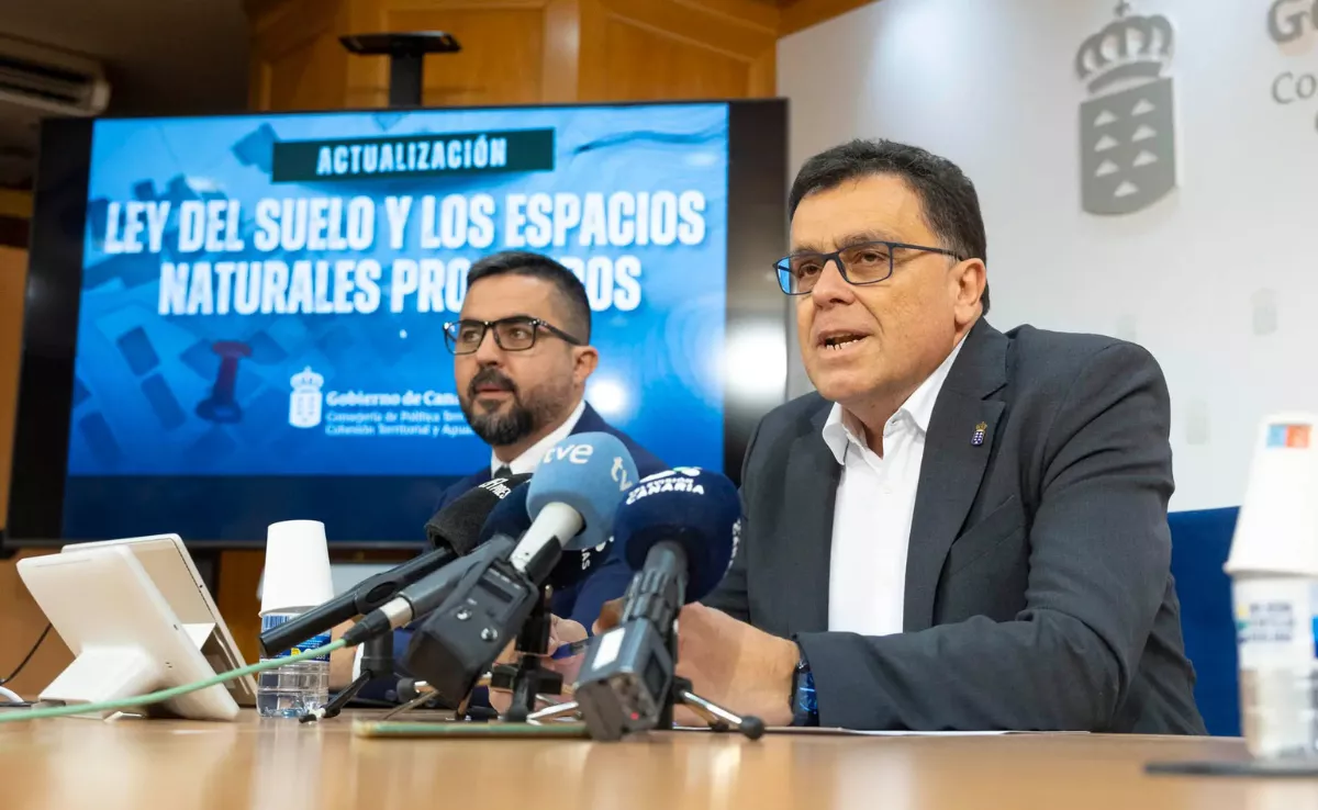 A la izquierda, Onán Cruz; a la derecha, Manuel Miranda, consejero de Política Territorial / EFE